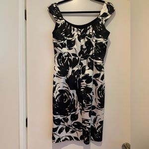 London Times Black and White floral pattern,Knee length, form fitted dress.
